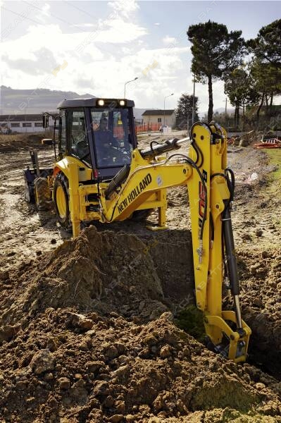 New Holland LB90B [3]