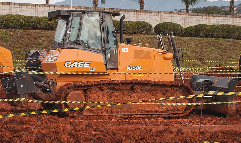 Case 1650L [13]