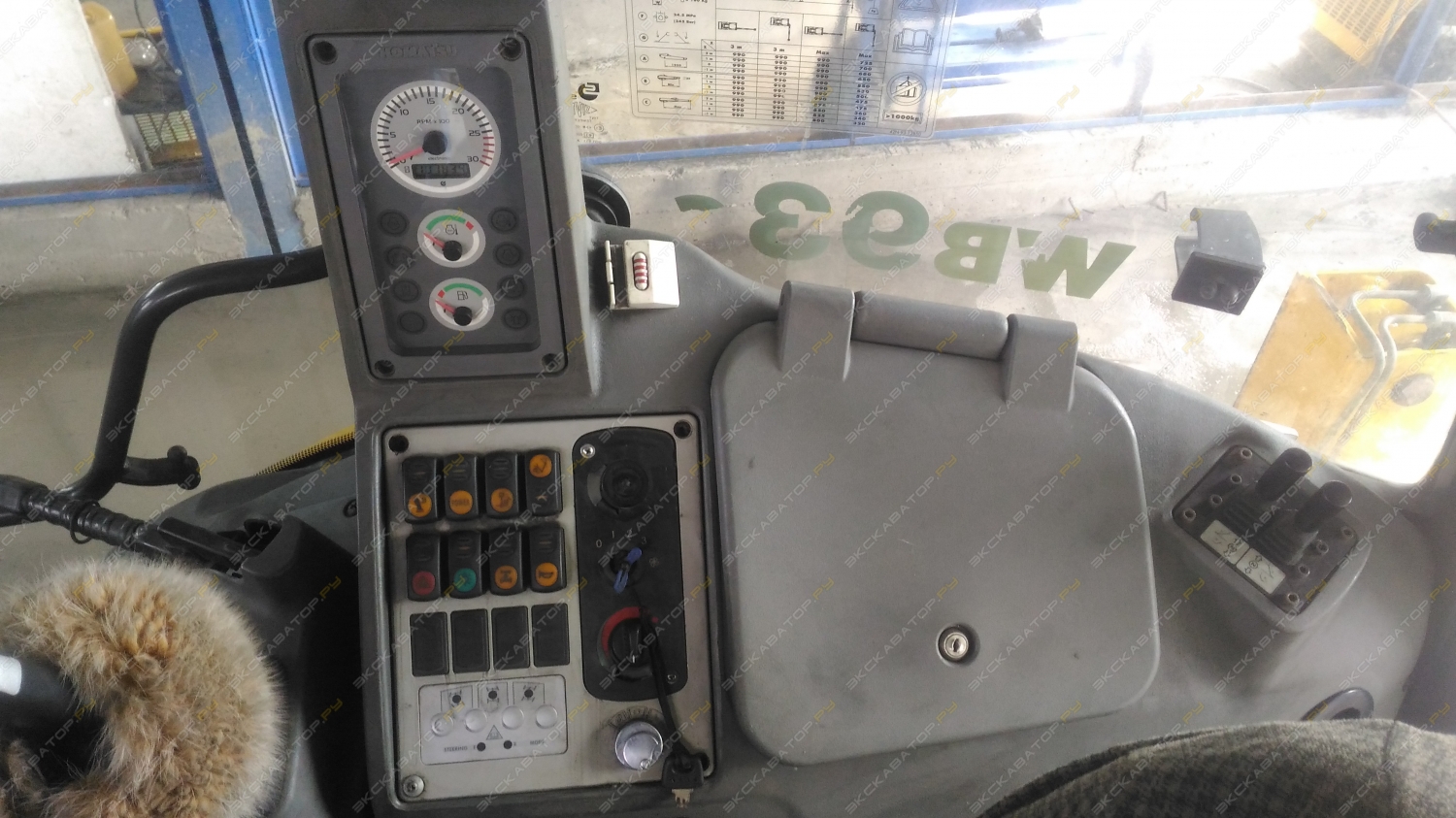 Komatsu WB93S-5 [8]