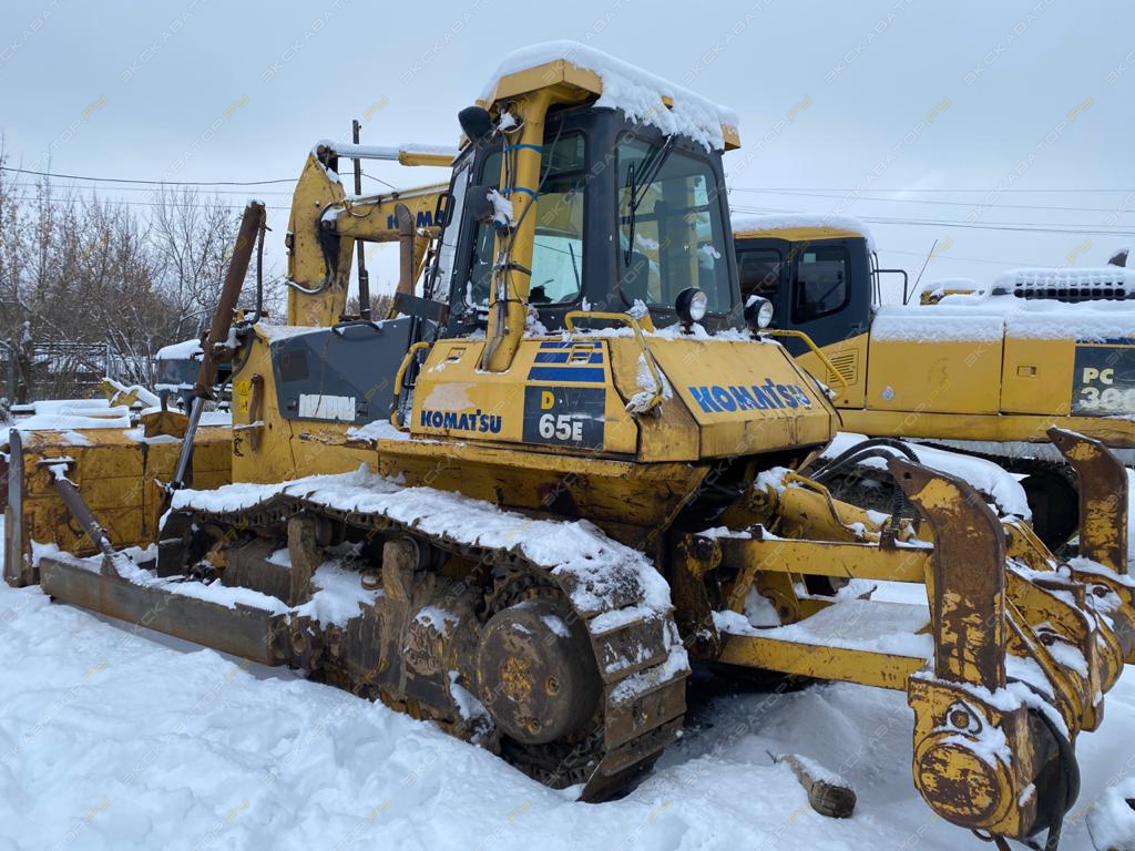Komatsu D65E-12 [6]