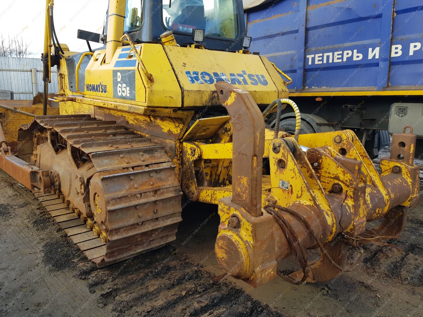 Komatsu D65E-12 [8]