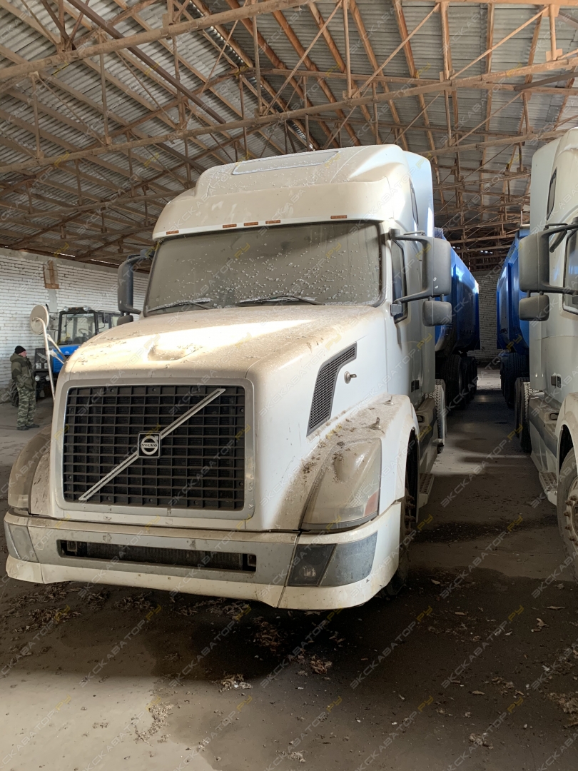 Volvo VNL [2]