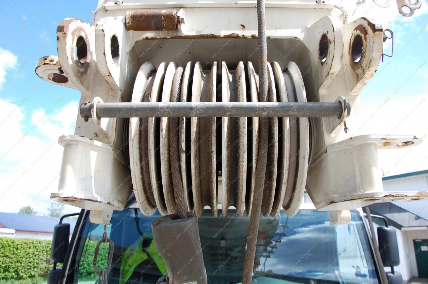 Liebherr LTM 1300-6.2 [23]