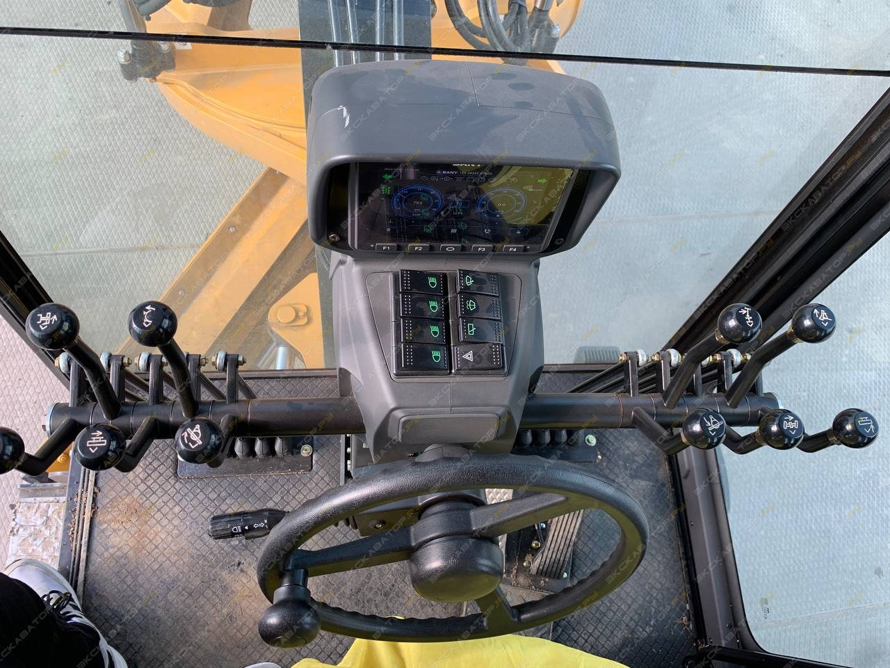 Sany STG230C-8 AWD [13]