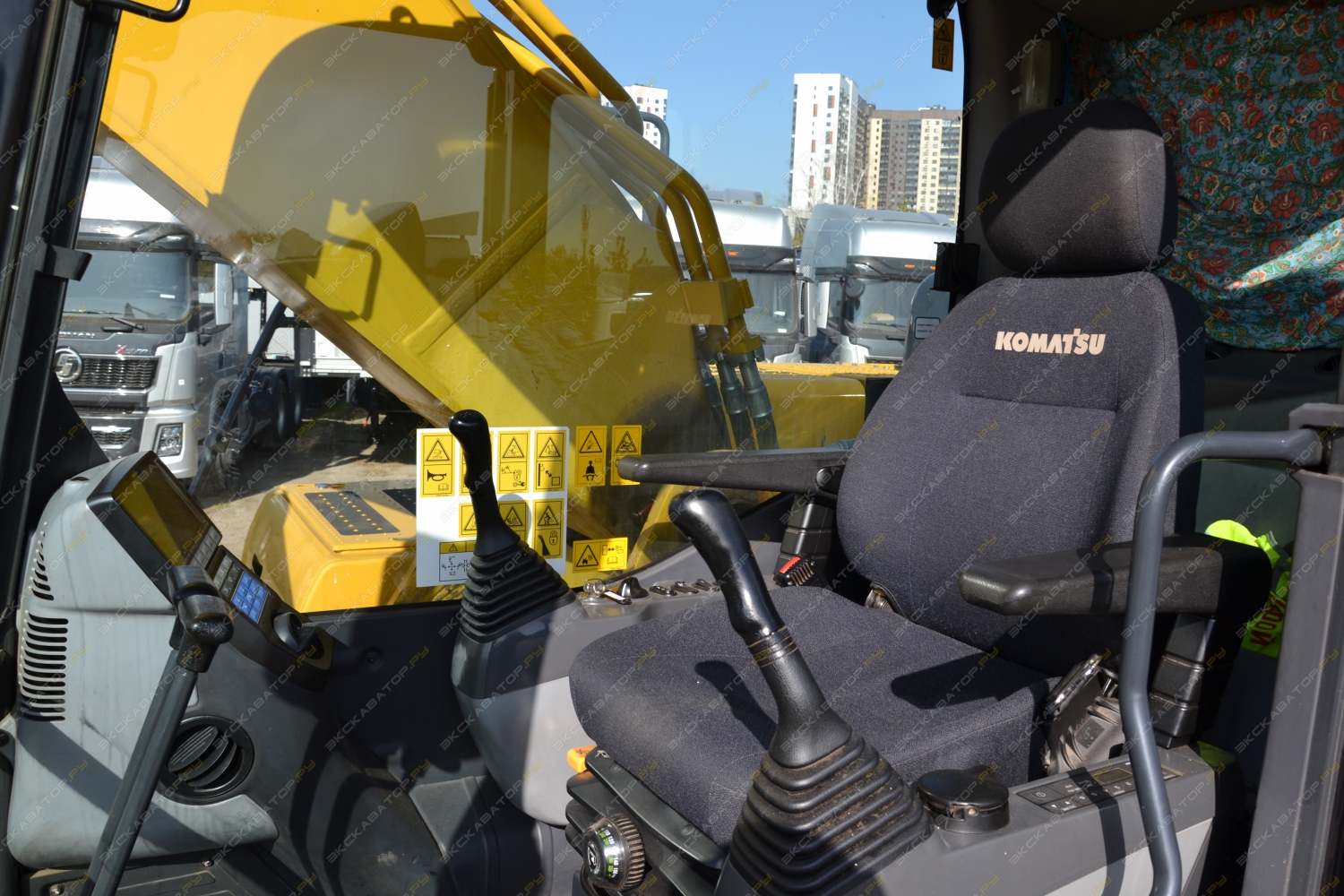 Komatsu PC300LC-8M0 [10]