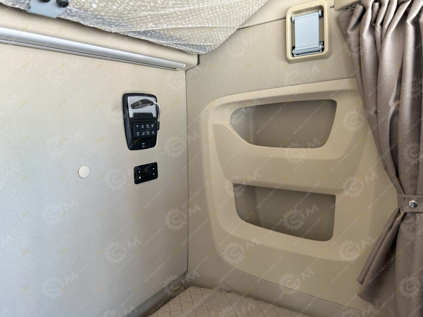 Shacman SX4188YY381 [18]