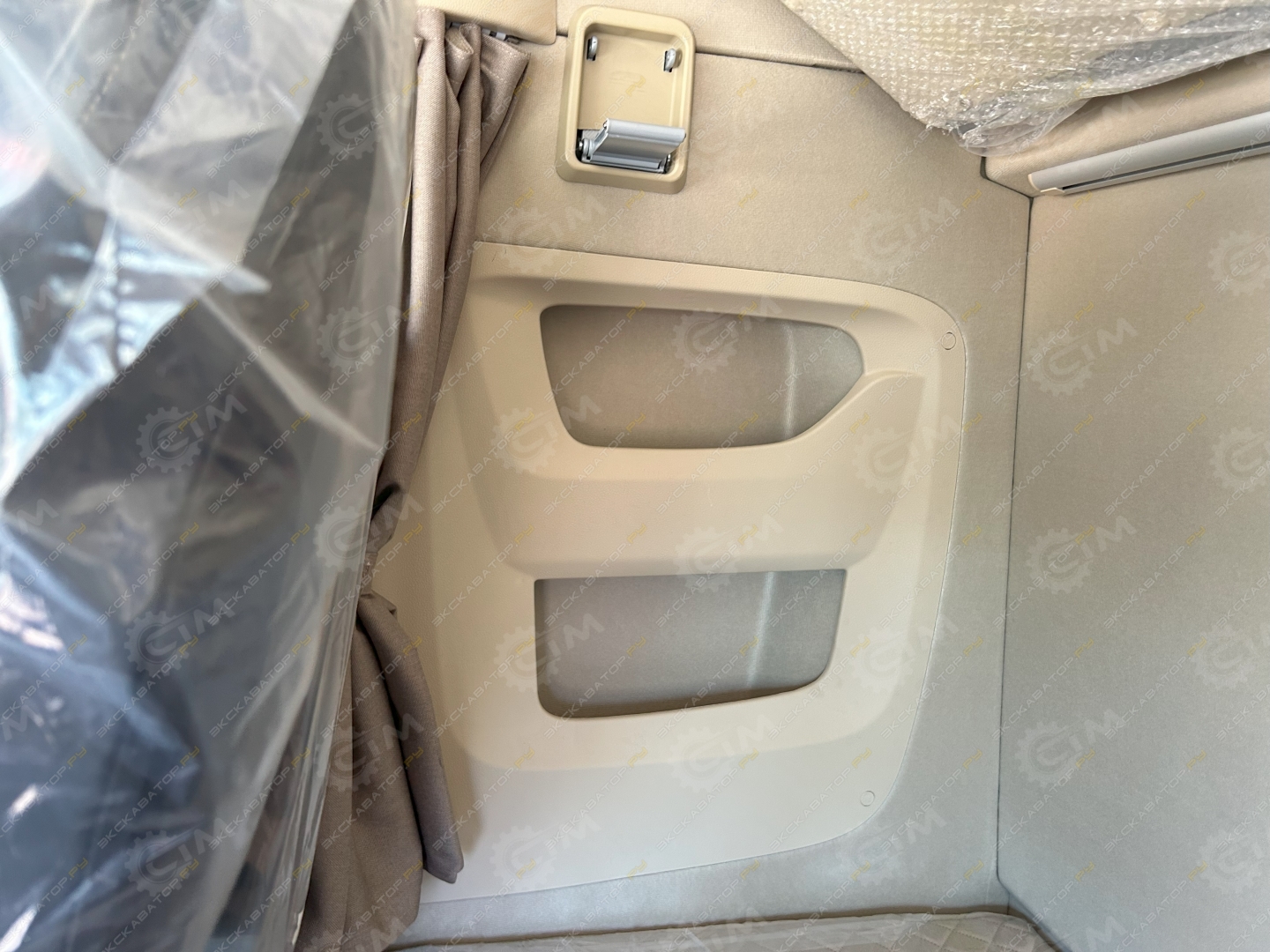 Shacman SX4188YY381 [15]