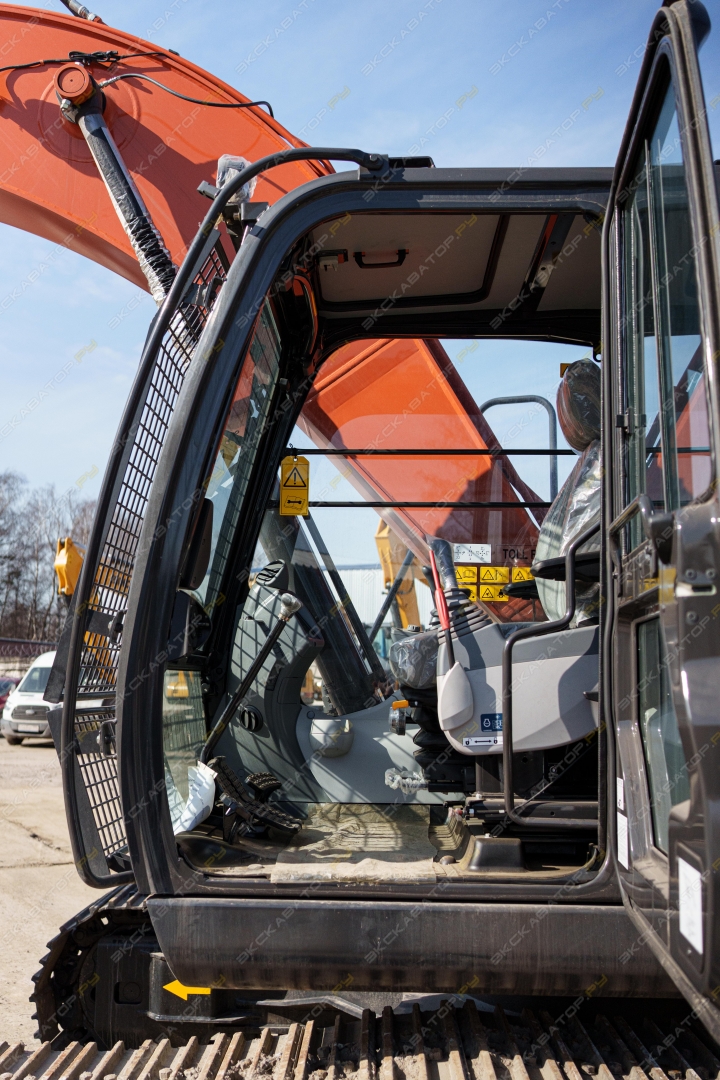 Hitachi ZX225LC [10]