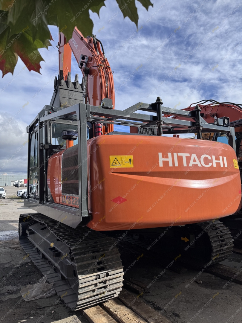 Hitachi ZX225LC [7]