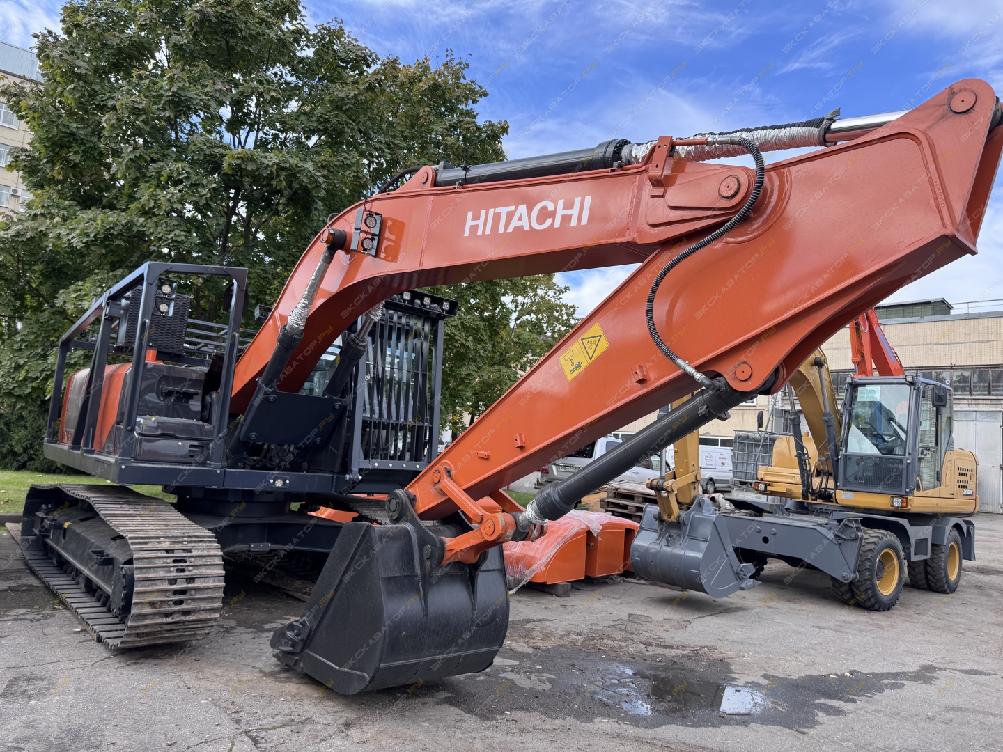 Hitachi ZX225LC [8]