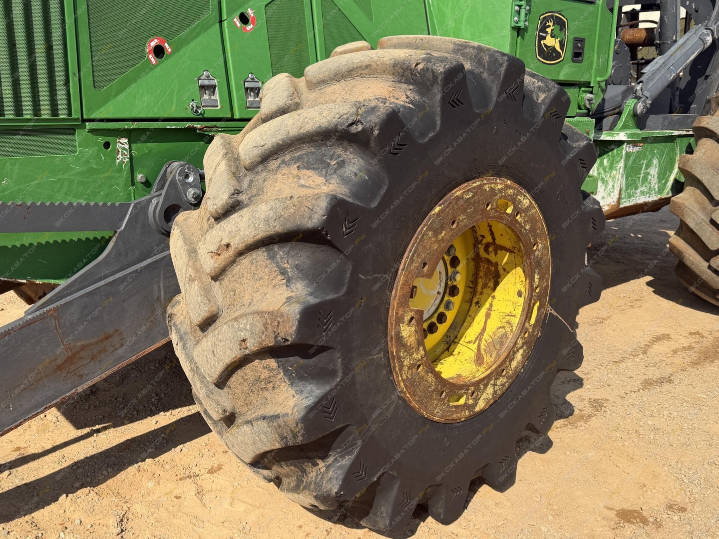 John Deere 748L [8]
