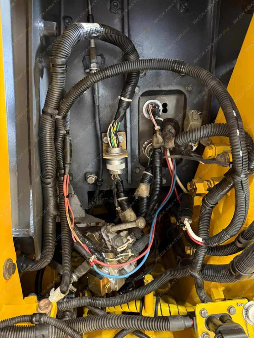 Komatsu D275A-5 [39]