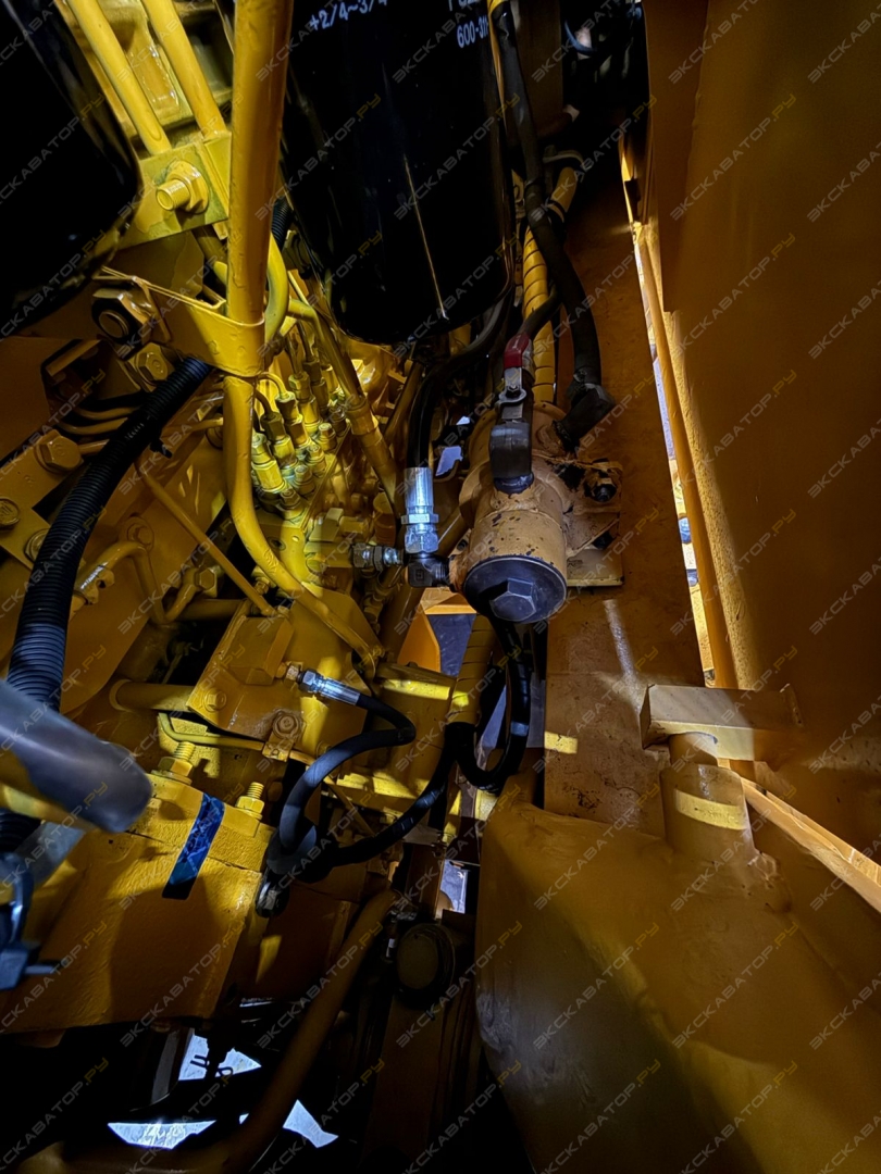 Komatsu D275A-5 [35]