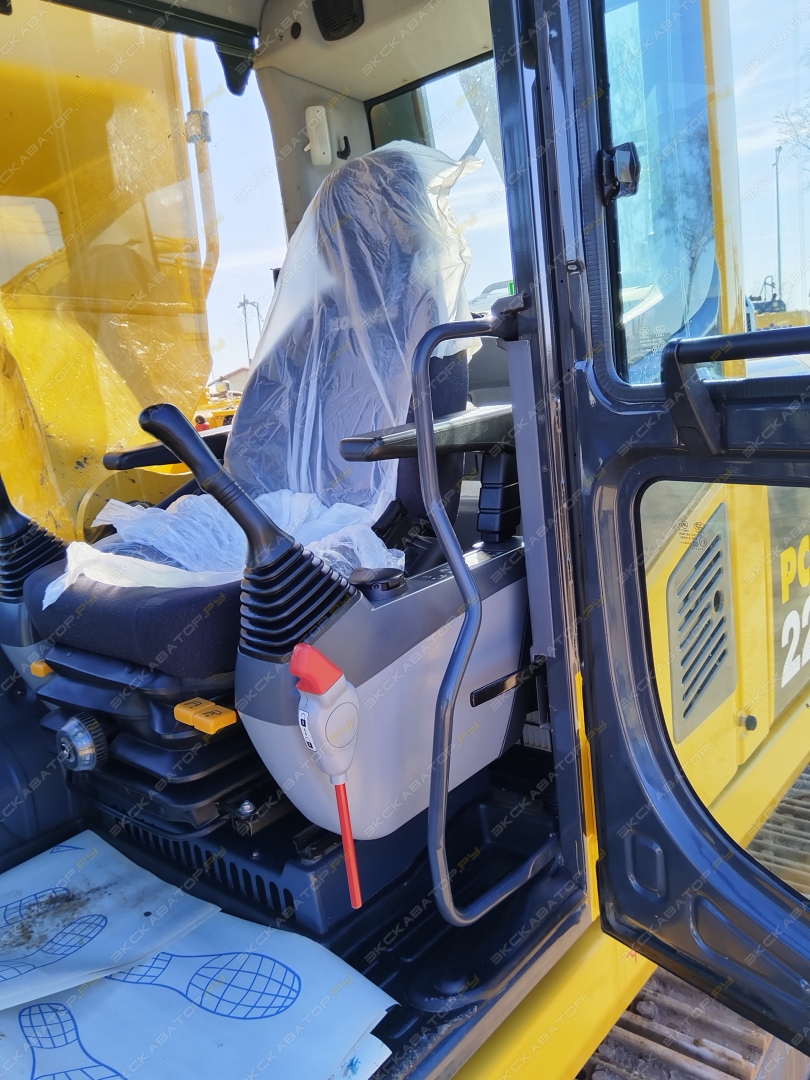 Komatsu PC220-8 [3]