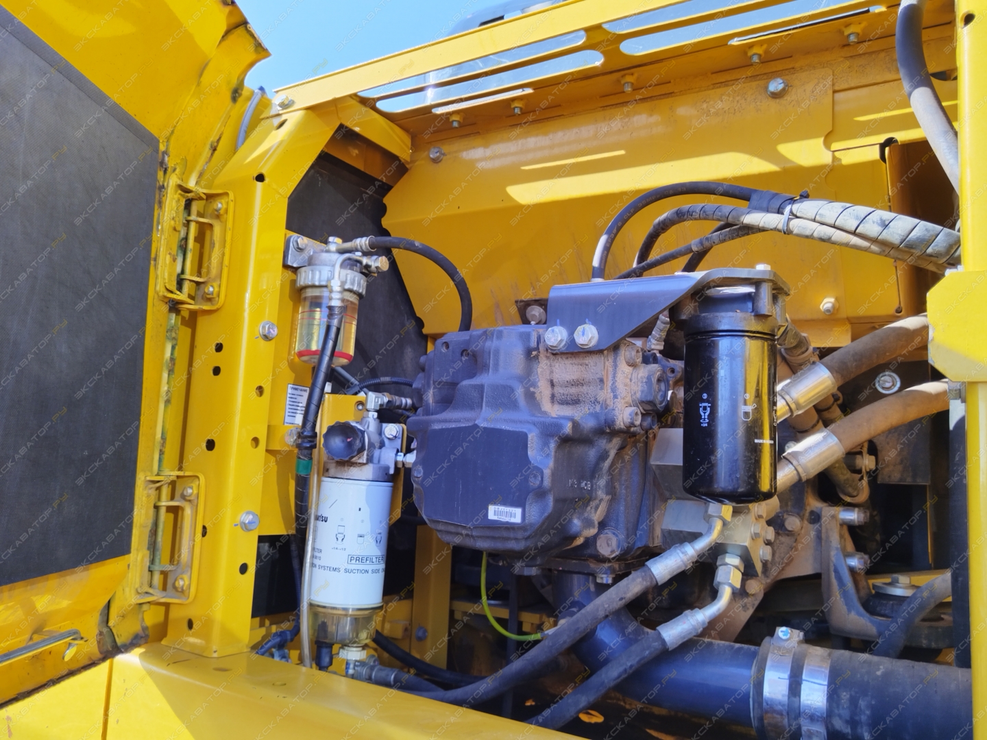 Komatsu PC220-8 [2]