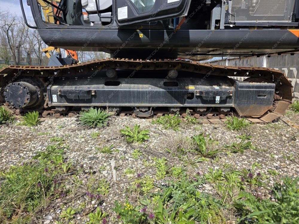Hitachi ZX200-5 [25]