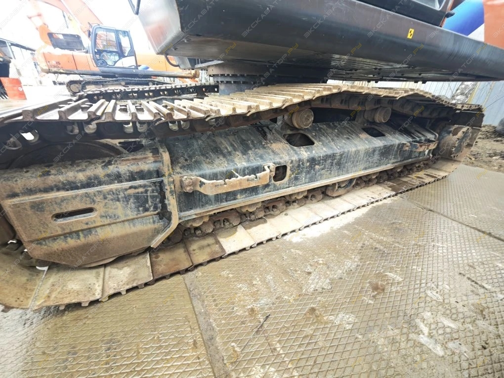 Hitachi ZX200-5 [33]