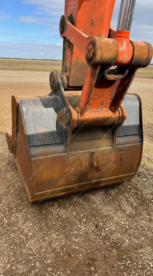Hitachi ZX240LC [32]