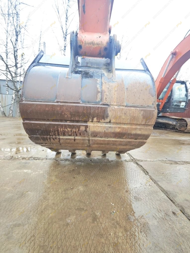 Hitachi ZX200-5 [24]
